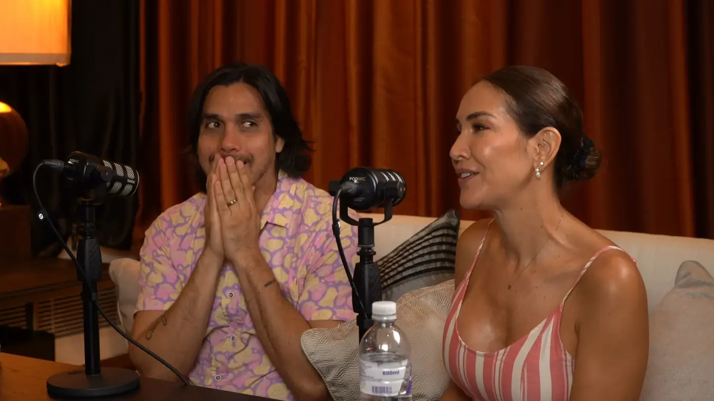 Dos invitados reaccionando durante una grabacion de Las Cosas Por Su Nombre