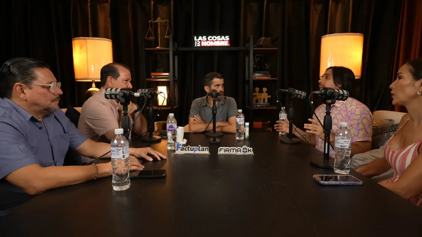 La mesa completa de Las Cosas Por Su Nombre durante una grabacion, con el host y sus invitados